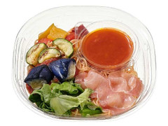 セブン-イレブン 冷製パスタ 彩り野菜と生ハムのトマトソース 商品写真