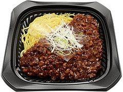 セブン-イレブン ジャージャー麺 商品写真