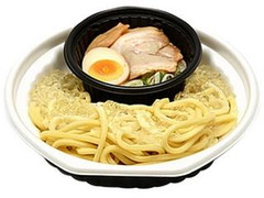 セブン-イレブン 小麦香る！豚骨魚介スープのあつもりつけ麺 商品写真