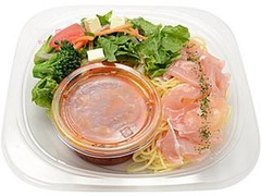 トマトソースで食べる生ハムの冷製パスタ