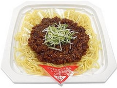 セブン-イレブン ジャージャー麺 ピリ辛肉味噌あんかけ 商品写真