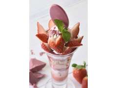銀座コージーコーナー 苺とルビーチョコレートの春色パフェ 商品写真