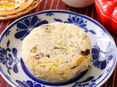 ローソンストア100 豚骨ラーメン風おにぎり 商品写真