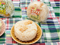 ローソンストア100 チキンコンソメポテトおにぎり 商品写真