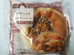 ローソンストア100 焼き窯パン工房 焼き窯パン工房 平焼き肉じゃがパン 商品写真