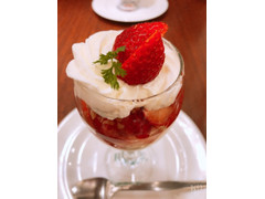 ロイヤルホスト 苺のショートケーキパフェ 商品写真