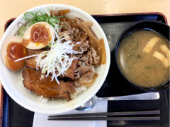 松屋 牛と味玉の豚角煮丼 商品写真