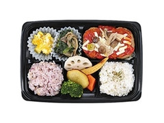 ナチュラルローソン トマトハンバーグ弁当 1日の1／3の野菜 商品写真