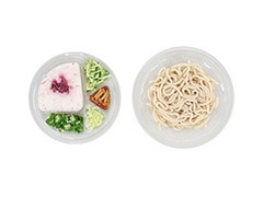 ナチュラルローソン 赤じそ香るたっぷりとろろの冷し大麦うどん 商品写真