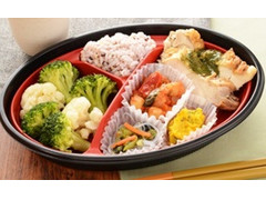 ナチュラルローソン バジルチキンのブロッコリー弁当