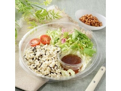 ナチュラルローソン 1食分の野菜が摂れる納豆と発芽玄米サラダ 商品写真