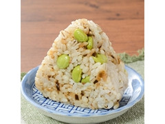ナチュラルローソン 枝豆と塩昆布のもち麦入りおにぎり