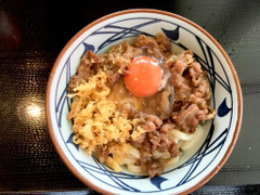 丸亀製麺 牛すき釜玉うどん 商品写真