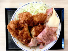 かつや ベーコンとチキンカツの合い盛り丼 商品写真