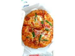 モッツァレラとアスパラベーコンのピザ
