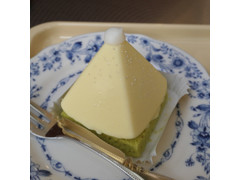 ドトール ピラミッドケーキ ホワイトショコラ 2種のベリーソース 商品写真