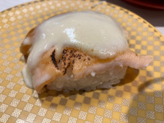 魚べい 握り サーモンチーズ炙り ホワイトチェダー