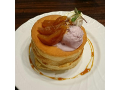 星乃珈琲店 キャラメルりんごのスフレパンケーキ 紫いもアイス添え 商品写真
