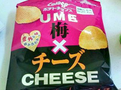 カルビー ポテトチップス 梅×チーズ 商品写真