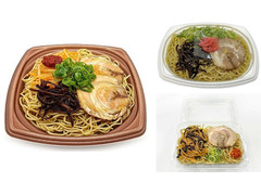 セブン-イレブン 豚骨焼ラーメン 黒マー油と辛味たれ入 商品写真