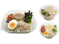 セブン-イレブン 蒸し鶏と半熟玉子のラーメンサラダ 商品写真