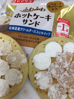 「ヤマザキ ホットケーキサンド 北海道産チーズ入りクリーム＆ホイップクリーム 袋2個」のクチコミ画像 by レビュアーさん