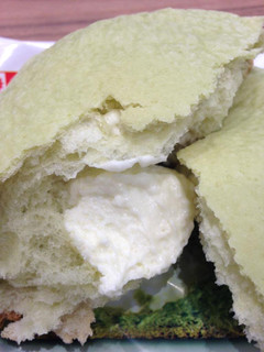 「ヤマザキ しっとりメロンパン メロン果肉入りクリーム 袋1個」のクチコミ画像 by レビュアーさん