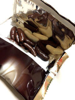 「亀田製菓 亀田の柿の種 チョコ＆ホワイトチョコ 袋77g」のクチコミ画像 by Ryo----Nさん