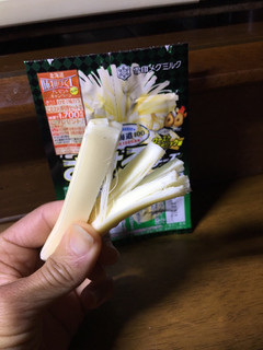 「雪印 北海道100 さけるチーズ ローストガーリック味 袋25g×2」のクチコミ画像 by モモコとモココさん