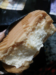 「セブンプレミアム バターが贅沢に香るクッキーサンド 袋65ml」のクチコミ画像 by かずぽさん