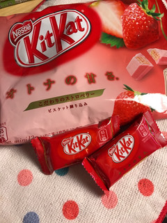 「ネスレ キットカット ミニ オトナの甘さ ストロベリー 袋12枚」のクチコミ画像 by SweetSilさん
