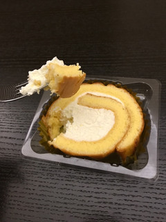 「セブン-イレブン たっぷりクリーム至福のロールケーキ」のクチコミ画像 by しろまゆさん