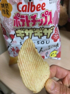 「カルビー ポテトチップスギザギザ 梅塩こんぶ味 袋58g」のクチコミ画像 by モモコとモココさん