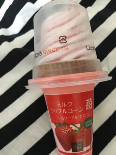 「ローソン Uchi Cafe’ SWEETS ミルクワッフルコーン苺 苺ソースを添えて」のクチコミ画像 by レビュアーさん