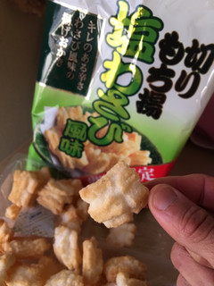 「亀田製菓 切りもち揚 塩わさび味 袋85g」のクチコミ画像 by モモコとモココさん
