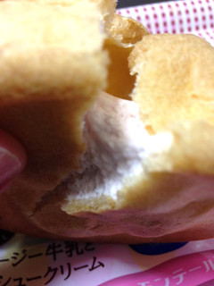 「モンテール 小さな洋菓子店 ジャージー牛乳と苺のシュークリーム 袋1個」のクチコミ画像 by レビュアーさん