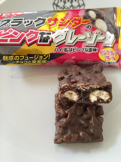 「有楽製菓 ブラックサンダーのピンクなグレーゾーン 袋1本」のクチコミ画像 by MOKAさん
