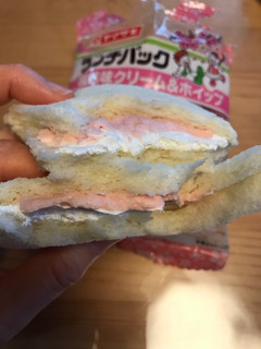 「ヤマザキ ランチパック 桜風味クリーム＆ホイップ 袋2個」のクチコミ画像 by いあんさん