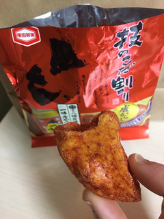 「亀田製菓 技のこだ割り 唐がらし味 袋40g」のクチコミ画像 by モモコとモココさん