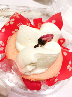 「ローソン 桜香るチーズスフレケーキ」のクチコミ画像 by たみさんさん