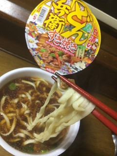 「日清のどん兵衛 すき焼き 肉汁の旨みたっぷりすき焼き風うどん カップ99g」のクチコミ画像 by モモコとモココさん