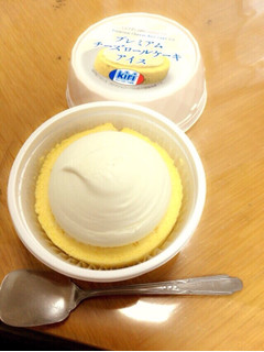 「ローソン Uchi Cafe’ SWEETS プレミアムチーズロールケーキアイス」のクチコミ画像 by レビュアーさん