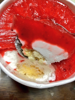 「明治 エッセルスーパーカップ Sweet’s 苺ショートケーキ カップ172ml」のクチコミ画像 by ゆにょちゃぬさん
