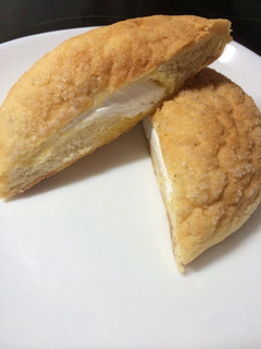 「ヤマザキ たっぷりホイップのバターメロンパン 袋1個」のクチコミ画像 by めーぐーさん