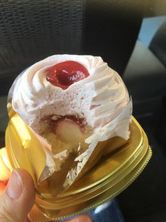 「セブン-イレブン 苺のホイップケーキストロベリー＆チーズ」のクチコミ画像 by こむねぇさん