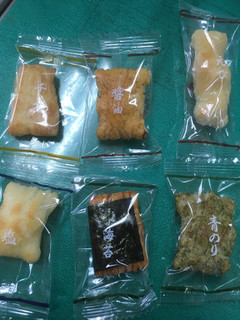 「セブンプレミアム 六種の彩りおかき 袋128g」のクチコミ画像 by ゆにょちゃぬさん