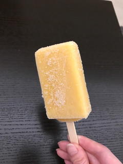 「セブンプレミアム まるで黄金桃を冷凍したような食感のアイスバー 袋70ml」のクチコミ画像 by しろまゆさん