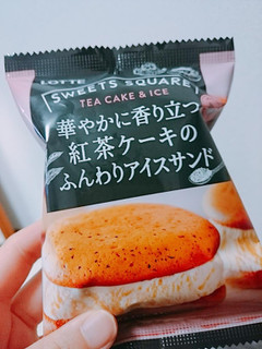 「ロッテ SWEETS SQUARE 華やかに香り立つ紅茶ケーキのふんわりアイスサンド 袋60ml」のクチコミ画像 by レビュアーさん