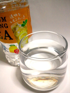 「サントリー 天然水 PREMIUM MORNING TEA レモン ペット550ml」のクチコミ画像 by つなさん