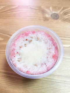 「セイコーマート 練乳ソースいちごかき氷 バニラアイス入り 250ml」のクチコミ画像 by こむねぇさん
